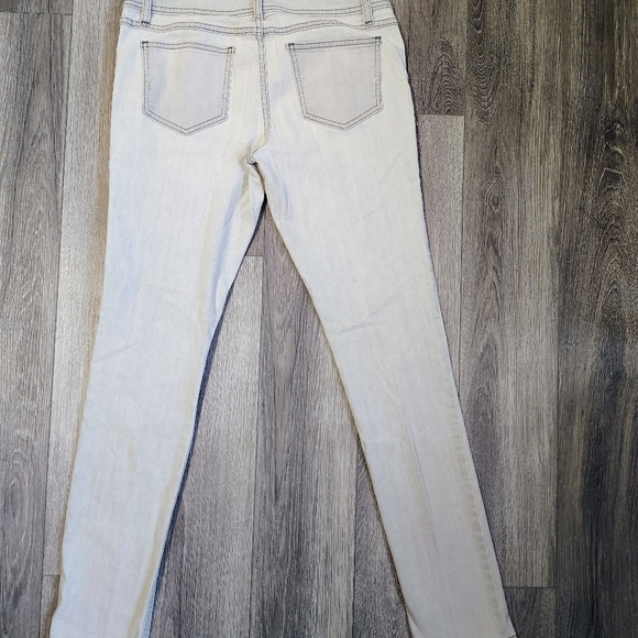 Women's White Washed Skinny Jeans - Picture 2 of 6